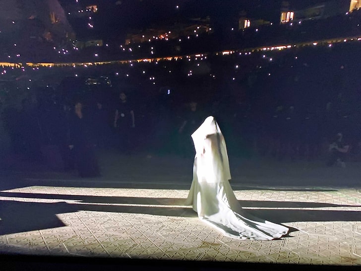 كيم كاردشيان بفستان الزفاف- الصورة من موقع TMZ