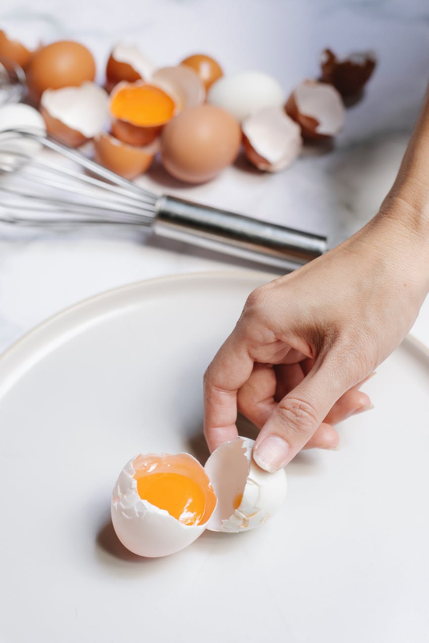 يحتوي البيض على الكثير من الفيتامينات المفيدة للشعر