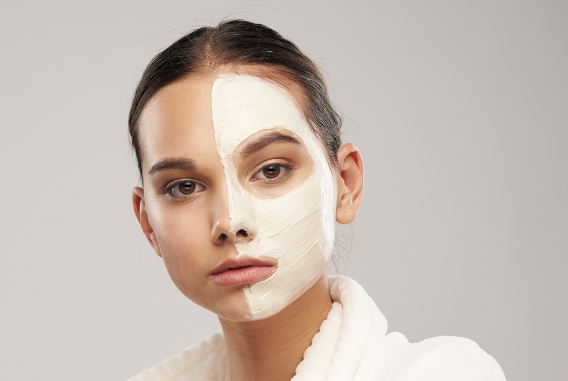 يفيد تطبيق ماسك الشوفان والزبادي في إزالة خلايا الجلد الميتة (المصدر: stock.adobe)
