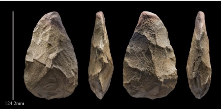 أداة حجرية يدوية عمرها 400 ألف سنة من خل عميشان من موقع abc.net.au 