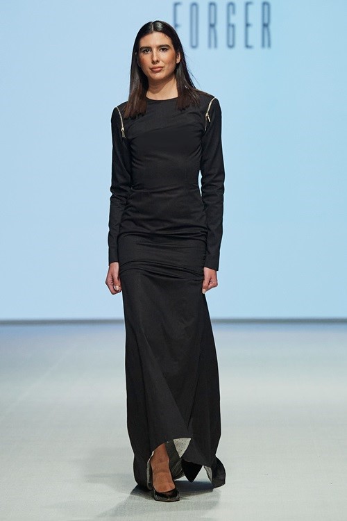 فستان أسود طويل للمحجبات من أتولييه فورجير Atelier Forger (الصورة من موقع Launchmetrics/Spotlight ©)