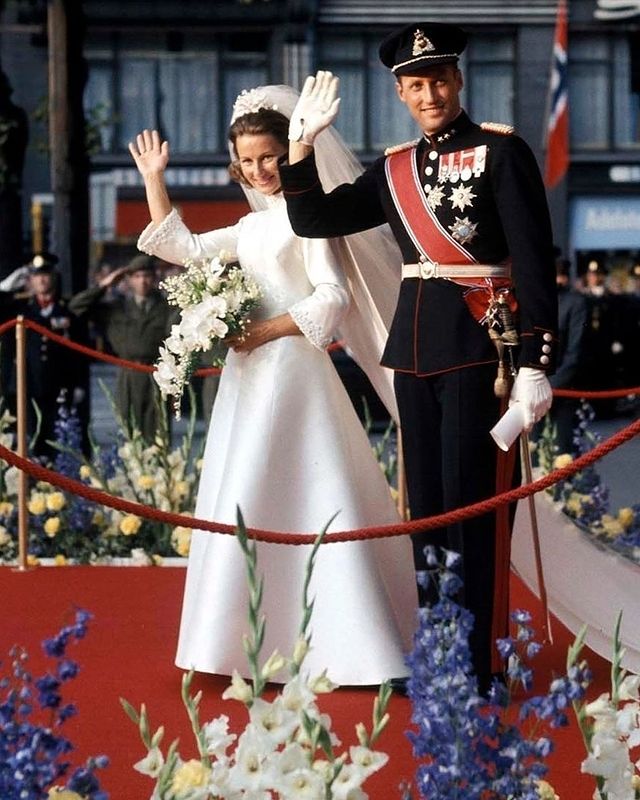 الملك والملكة يلوحان للحشود- الصورة من موقع Europe Royals