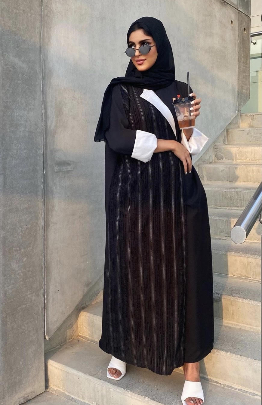 راف العتيبي بعباية حيادية الالوان -الصورة من حسابها على الانستغرام