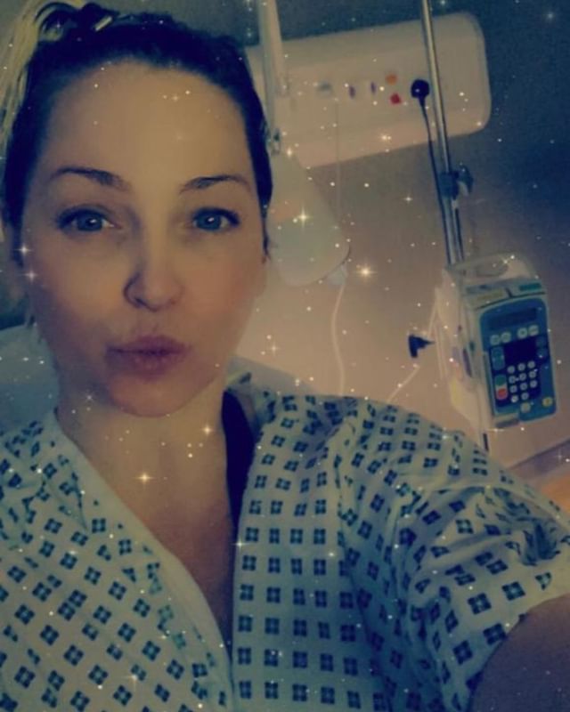سارة أثناء تلقيها العلاج بالمستشفى- الصورة من حسابها على إنستغرام