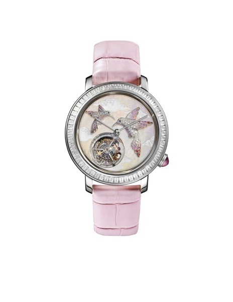 ساعة أنيقة باللون الوردي من علامة بوشرون Boucheron