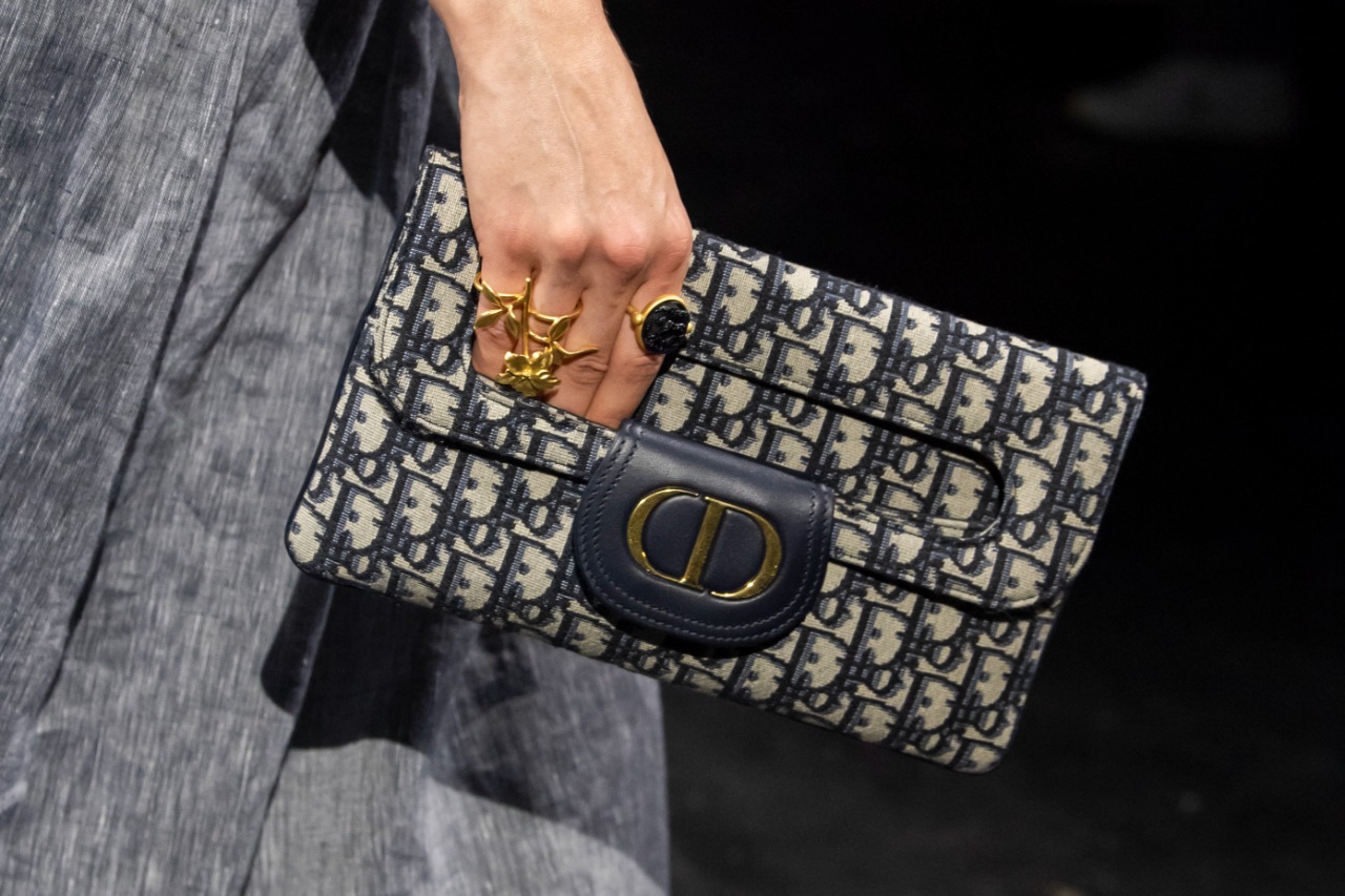  حقيبة كلاتش من علامة Christian Dior