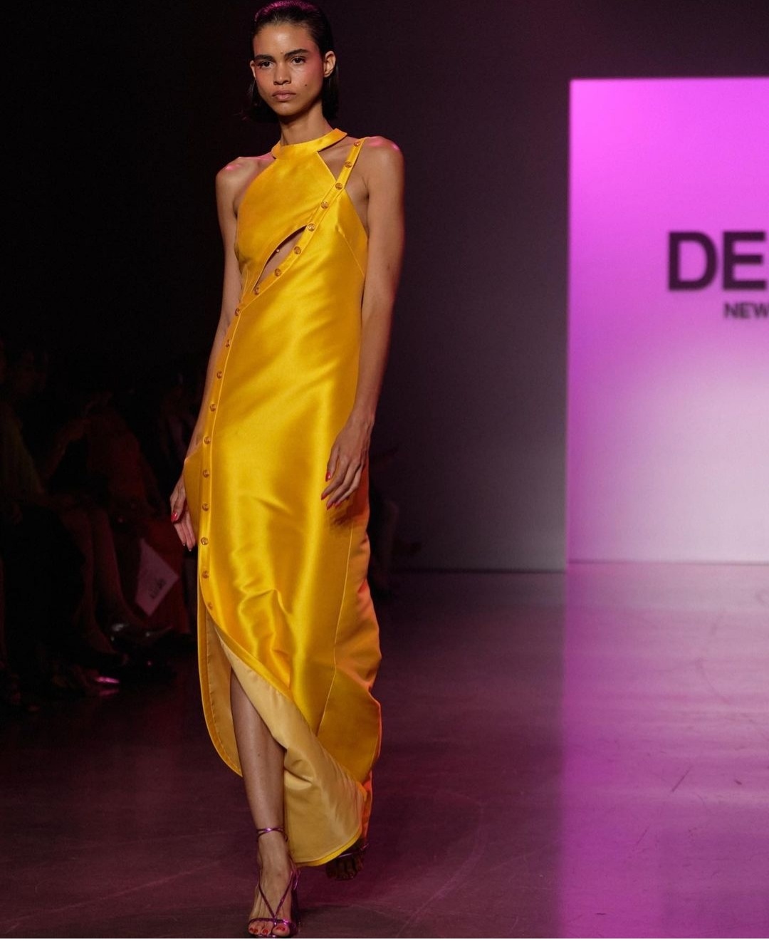 فستان أصفر من عرض Deitynewyork الصورة 3 من حساب Nyfw على انستغرام 