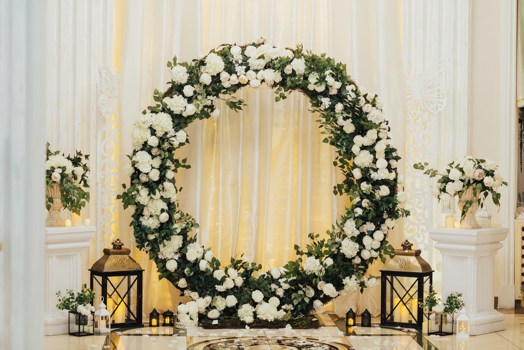 اللون الأخضر لديكور حفلات الزفاف الخارجي Shutterstock_1689200860%281%29