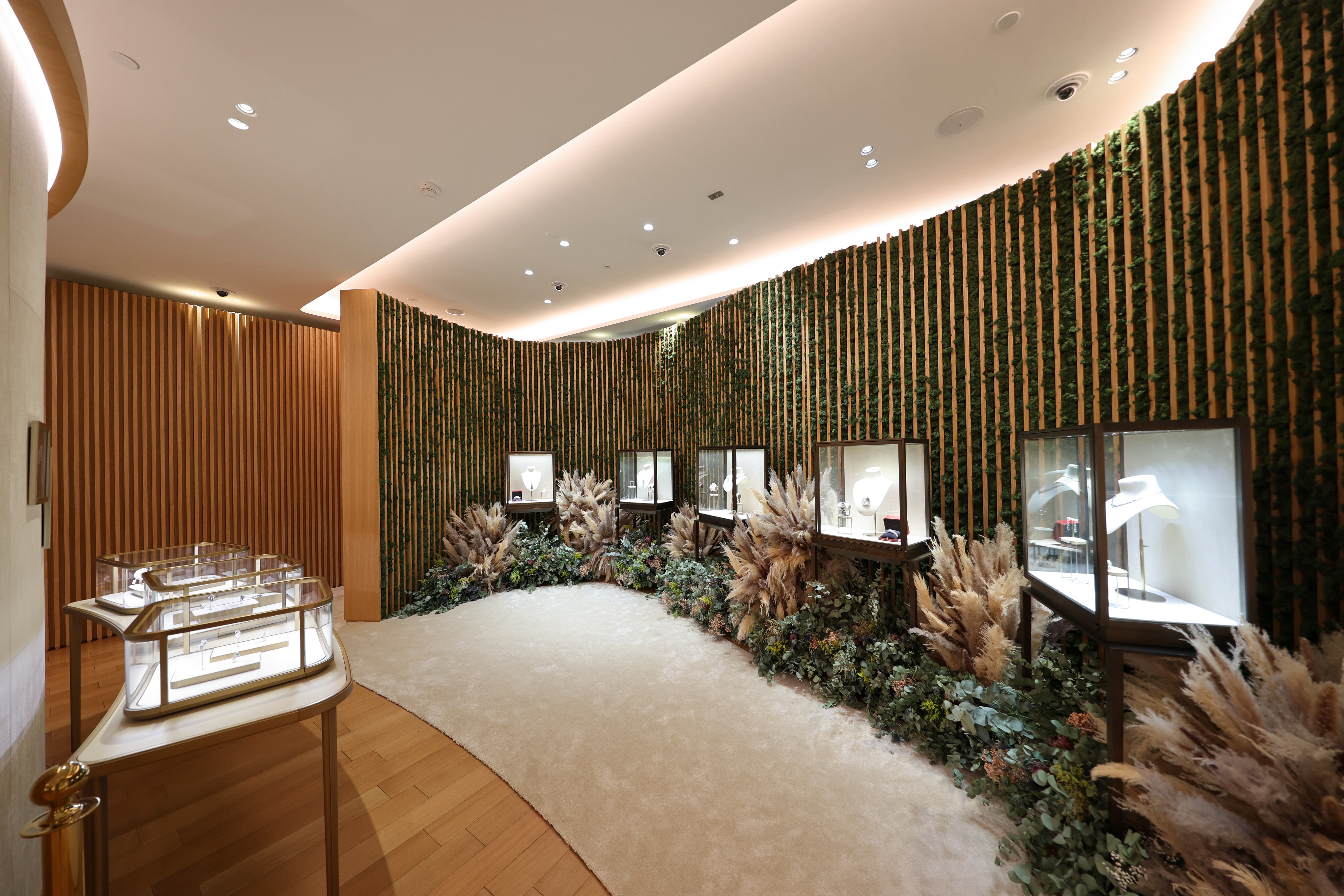  معرض مميز لمجوهرات كارتييه Cartier الفاخرة في متجرها بالفيصلية في المملكة العربية السعودية