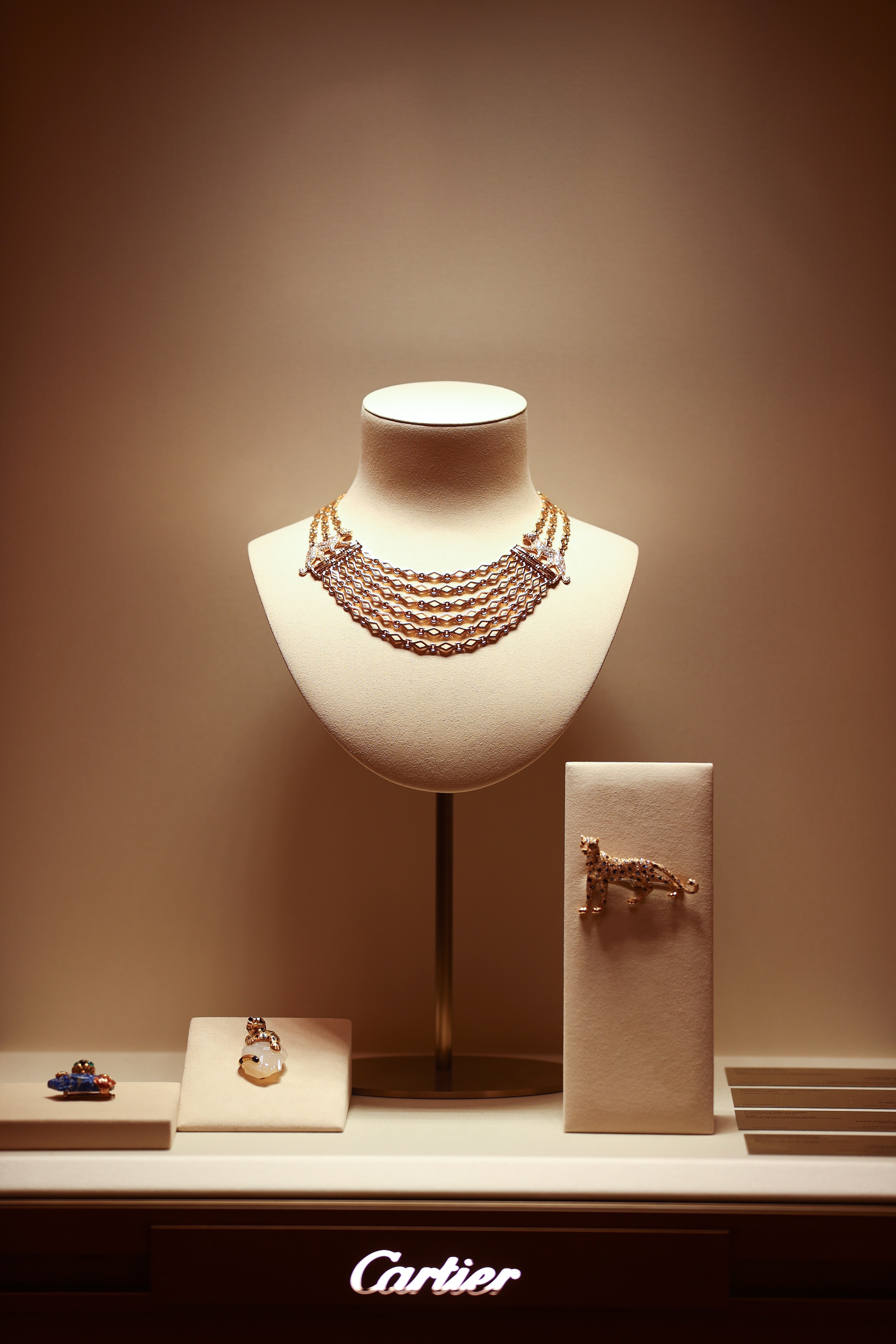  معرض مميز لمجوهرات كارتييه Cartier الفاخرة في متجرها بالفيصلية في المملكة العربية السعودية
