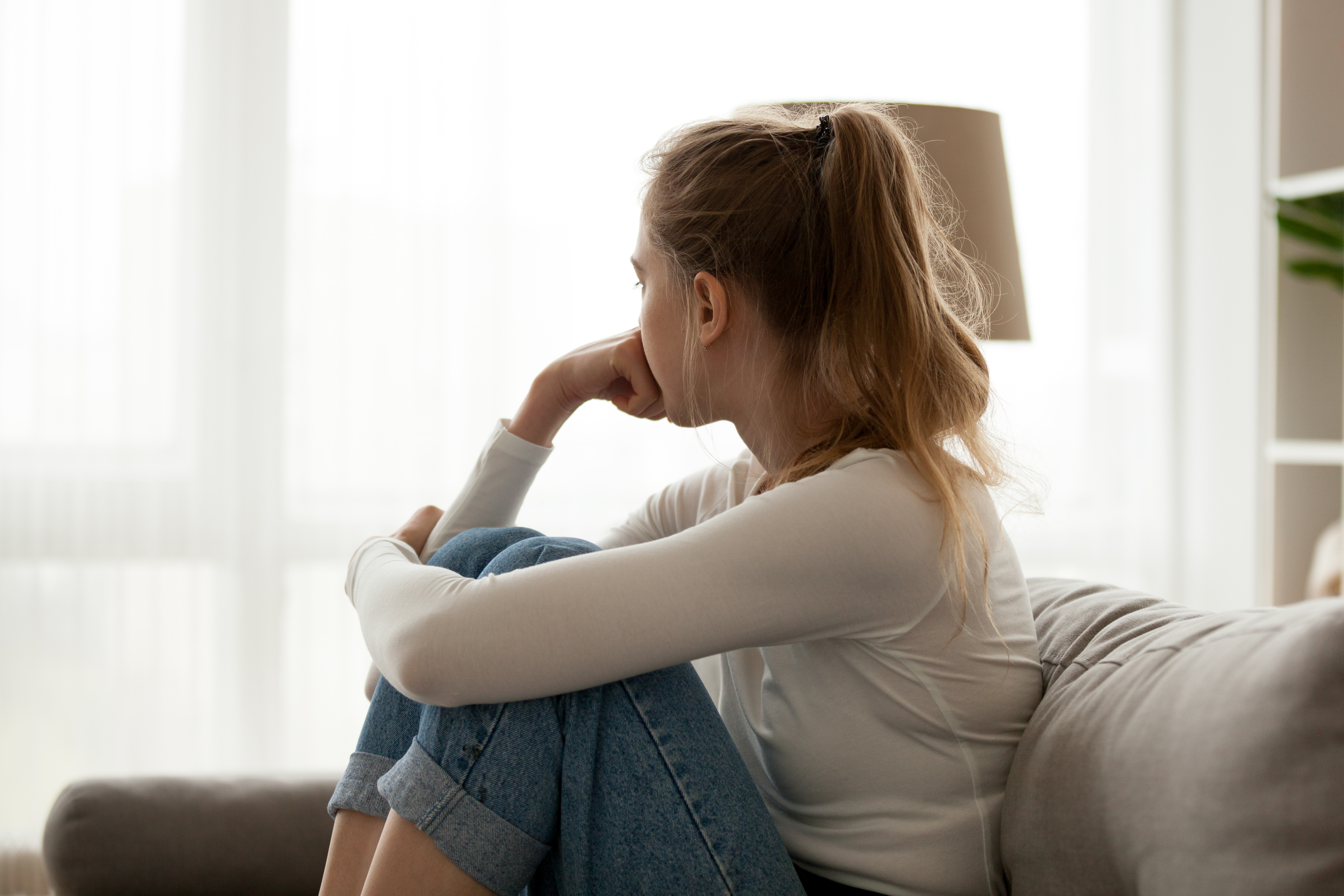  اسباب الاكتئاب عند المراهقين وأعراضه وطرق التعامل معه