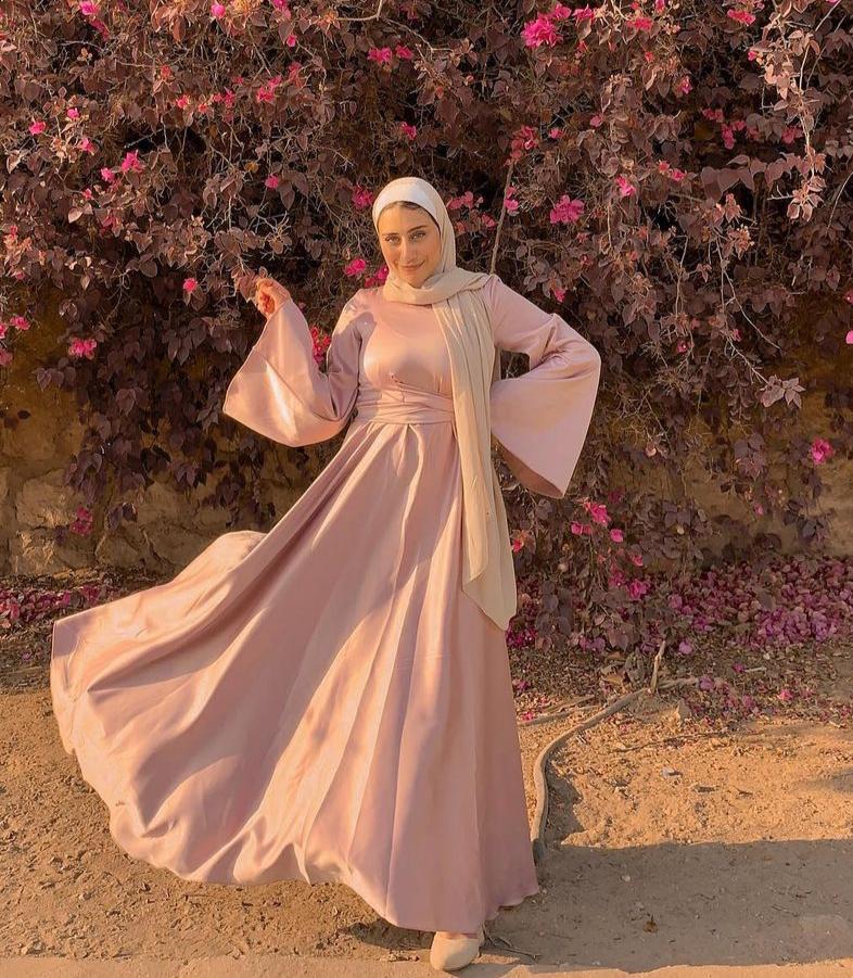 5 اية عصام بفستان ناعم بتصميم انثوي -الصورة من حسابها على الانستغرام