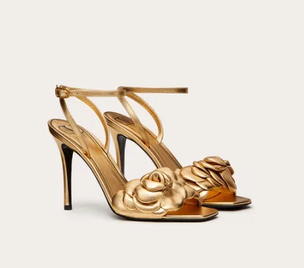 حذاء عروس ذهبي من Valentino