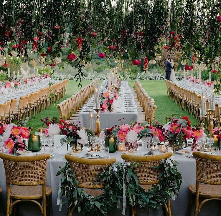 تزيين طاولات الزفاف بالشموع والورود