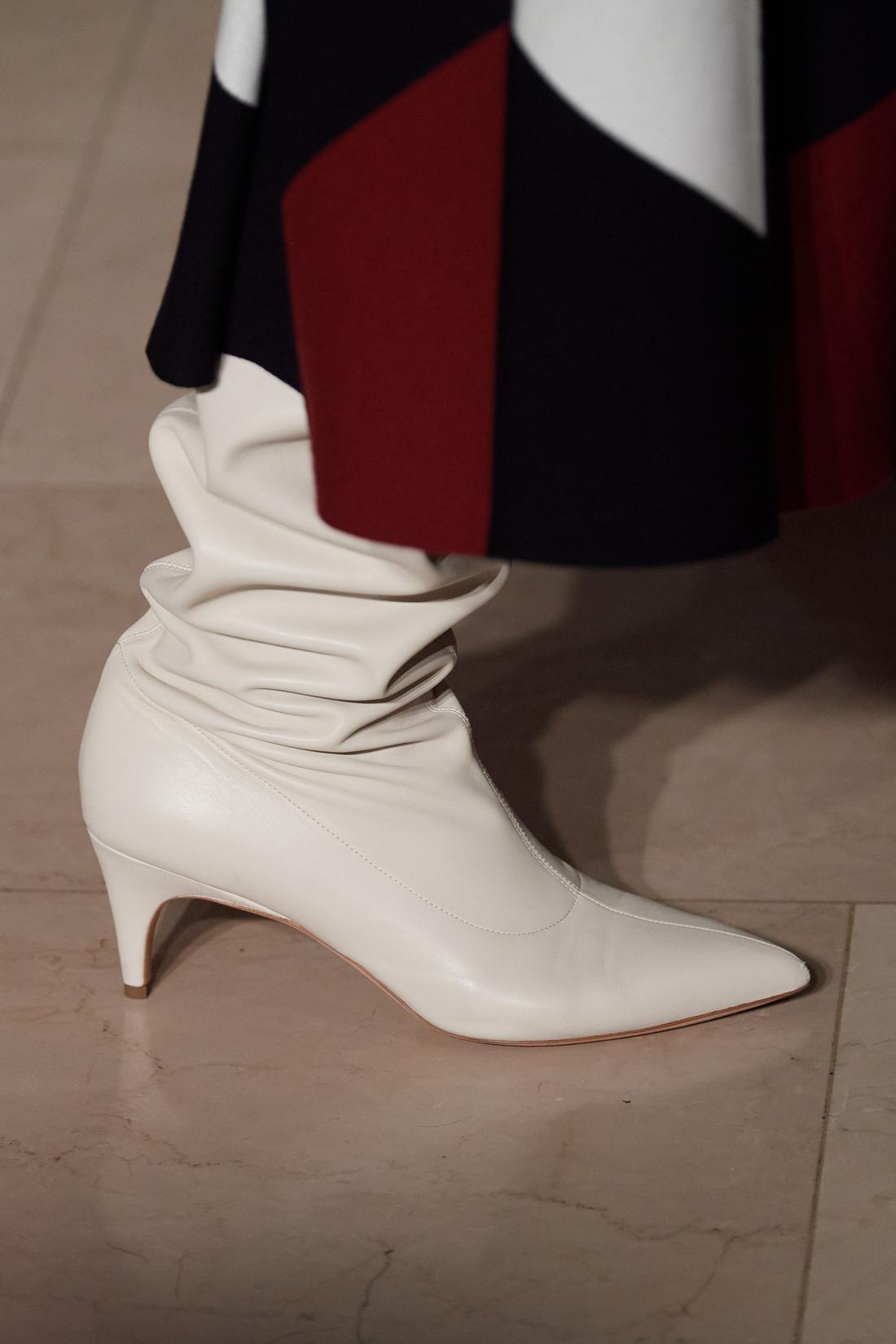 أحدث موديلات الحذاء الأبيض موضة شتاء 2021  Oscar_de_la_renta_1