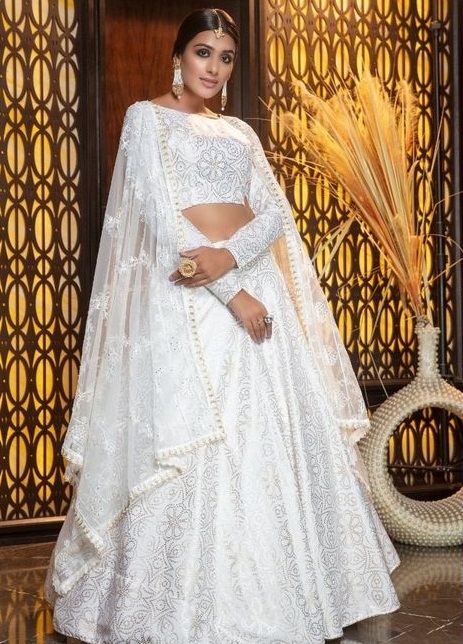 فستان زفاف هندي أبيض بأكمام طويلة