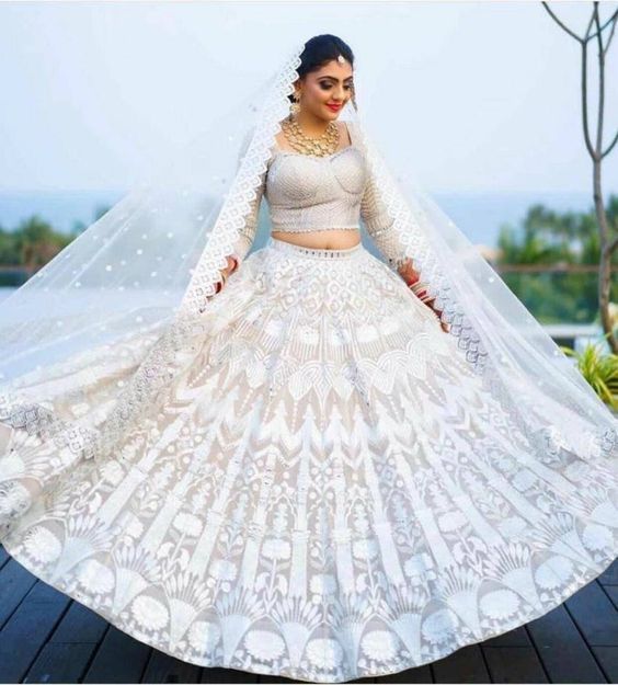 فستان زفاف هندي أبيض بتنورة منفوشة