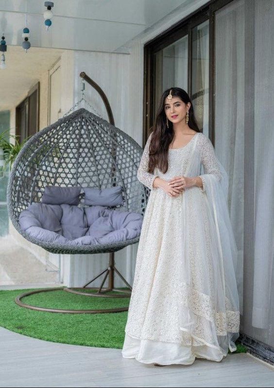 فستان زفاف هندي أبيض مع وشاح تول طويل