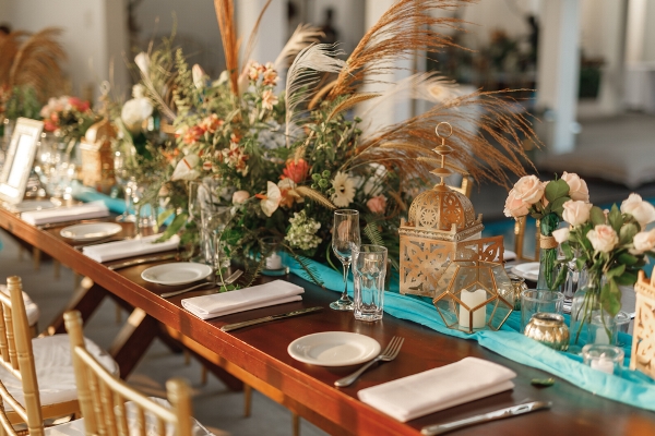 طاولة استقبال مزينة بمفارش وورود بألوان الباستيل