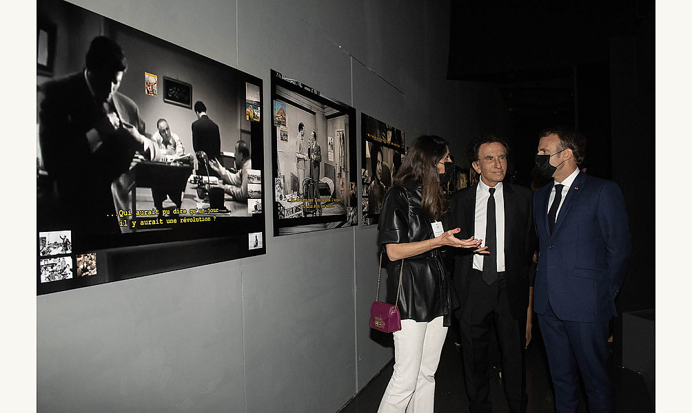 الرئيس الفرنسي يستمع أثناء زيارته للمعرض إلى شرح وإيضاحات حول مضامين المعرض- الصورة من الموقع الرسمي للمعهد.jpg