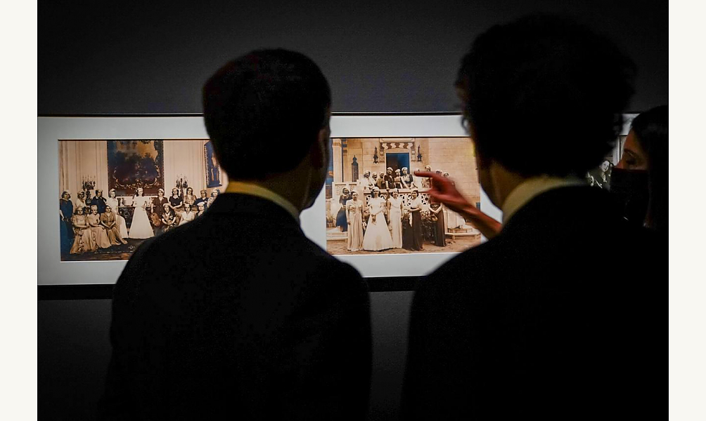 الرئيس الفرنسي وبجانبه جاك لانغ أثناء زيارة المعرض- الصورة من الموقع الرسمي للمعهد.jpeg