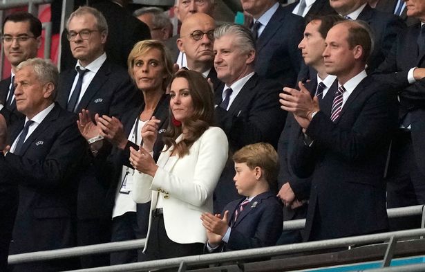 الأمير جورج مع والديه في نهائي يورو 2020- الصورة من موقع ميرور