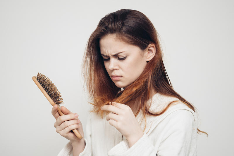 تساقط الشعر هو ابرز  أعراض داء الثعلبة