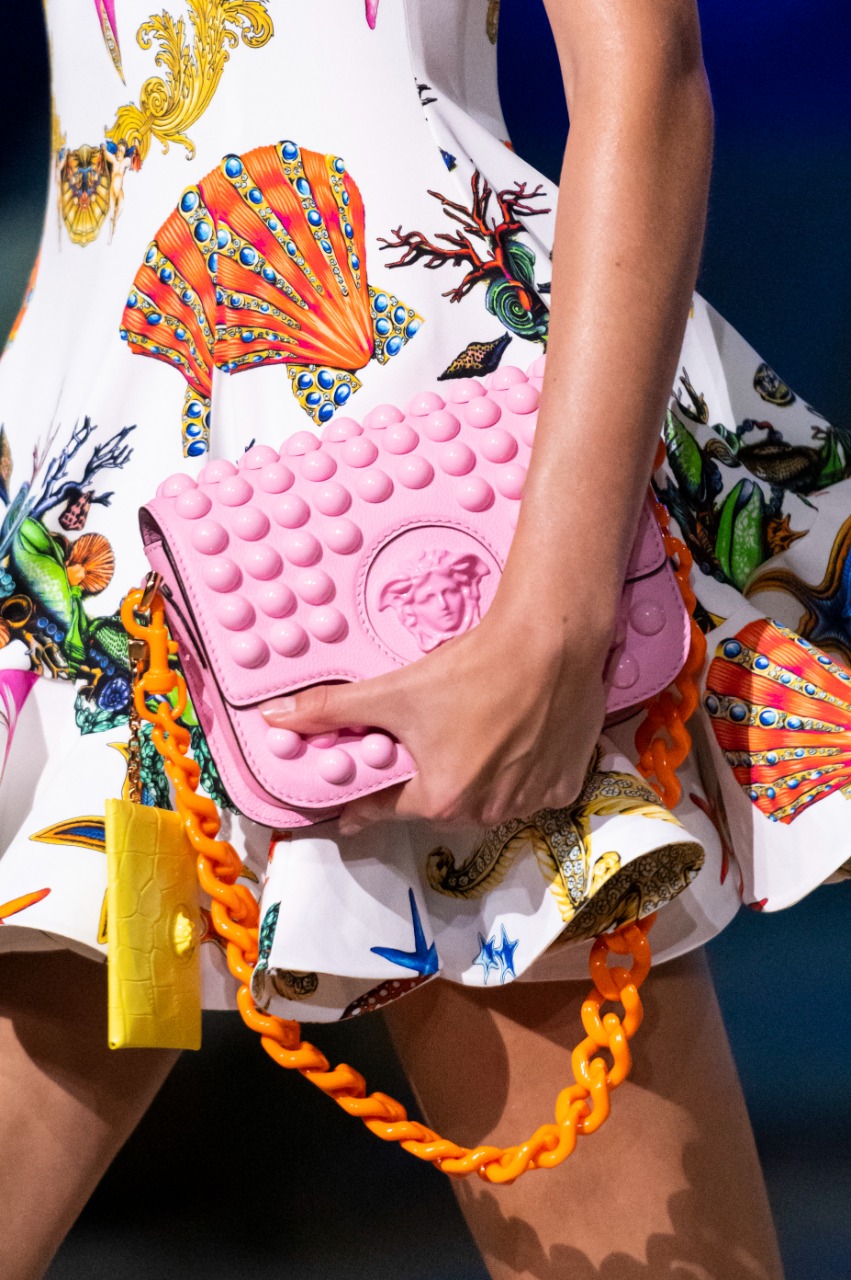 حقيبة يد راقية باللون الزهري من ماركة فالنتينو "Valentino"