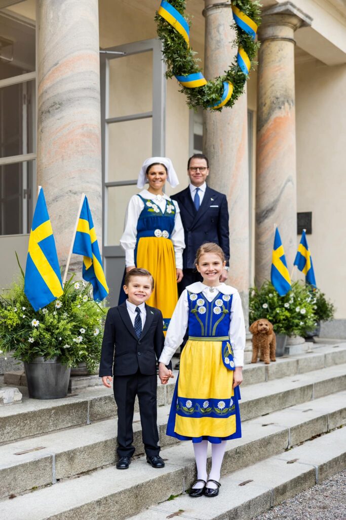 ولية العهد الأميرة «فيكتوريا» وزوجها الأمير «دانيال» وأبناؤهما الأميرة «إستل» والأمير «أوسكار» - الصورة من موقع Royal central