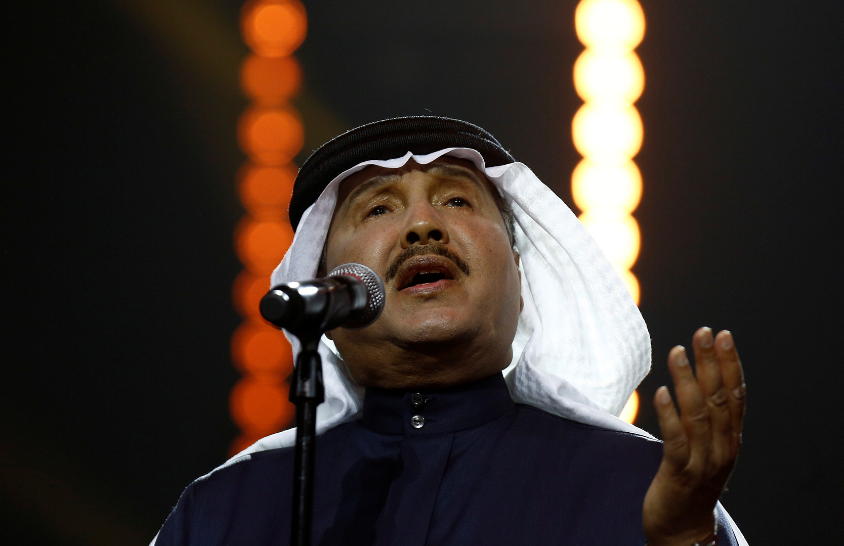 محمد عبده وهو يغني في إحدى الحفلات