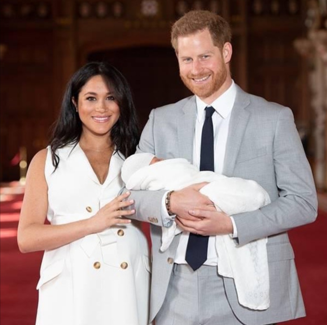 الأمير هاري يحمل آرتشي وبجانبه زوجته ميجان- الصورة من حساب Royal Family على إنستغرام