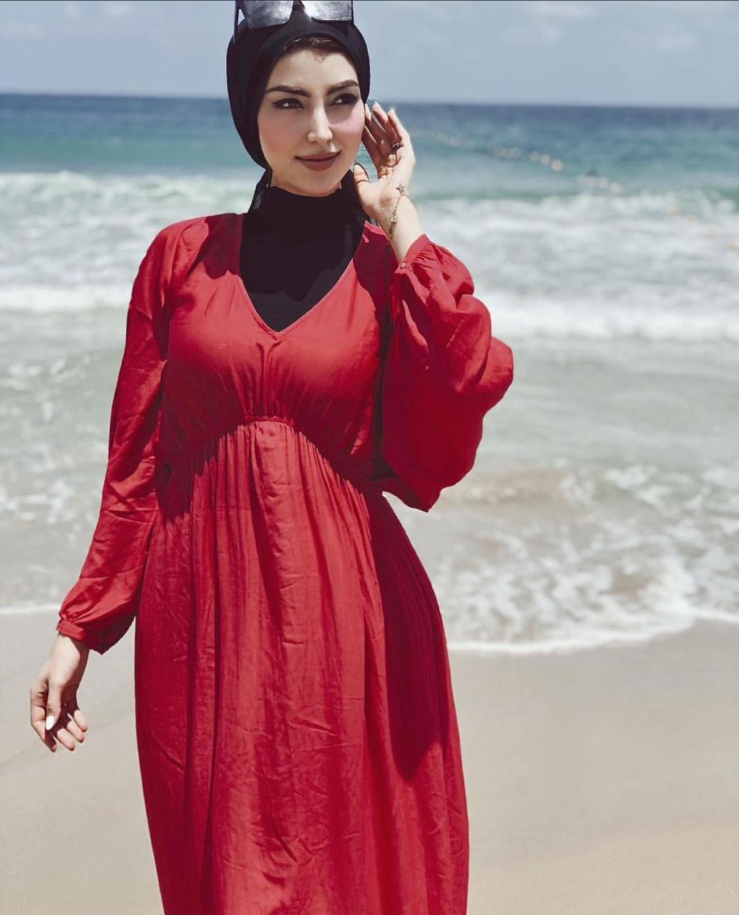  فاطمة سعيد بفستان طويل للبحر -الصورة من حسابها على الانستغرام
