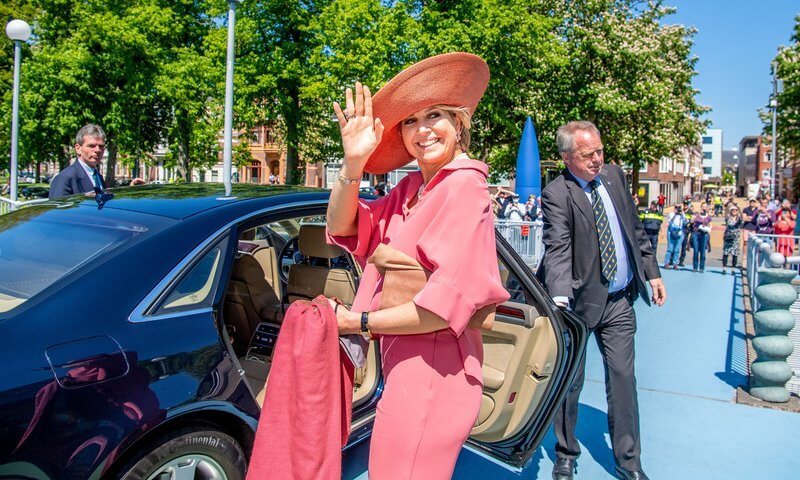 الملكة «ماكسيما» بعد انتهائها من افتتاح معرض بينالي- الصورة من موقع New my royals