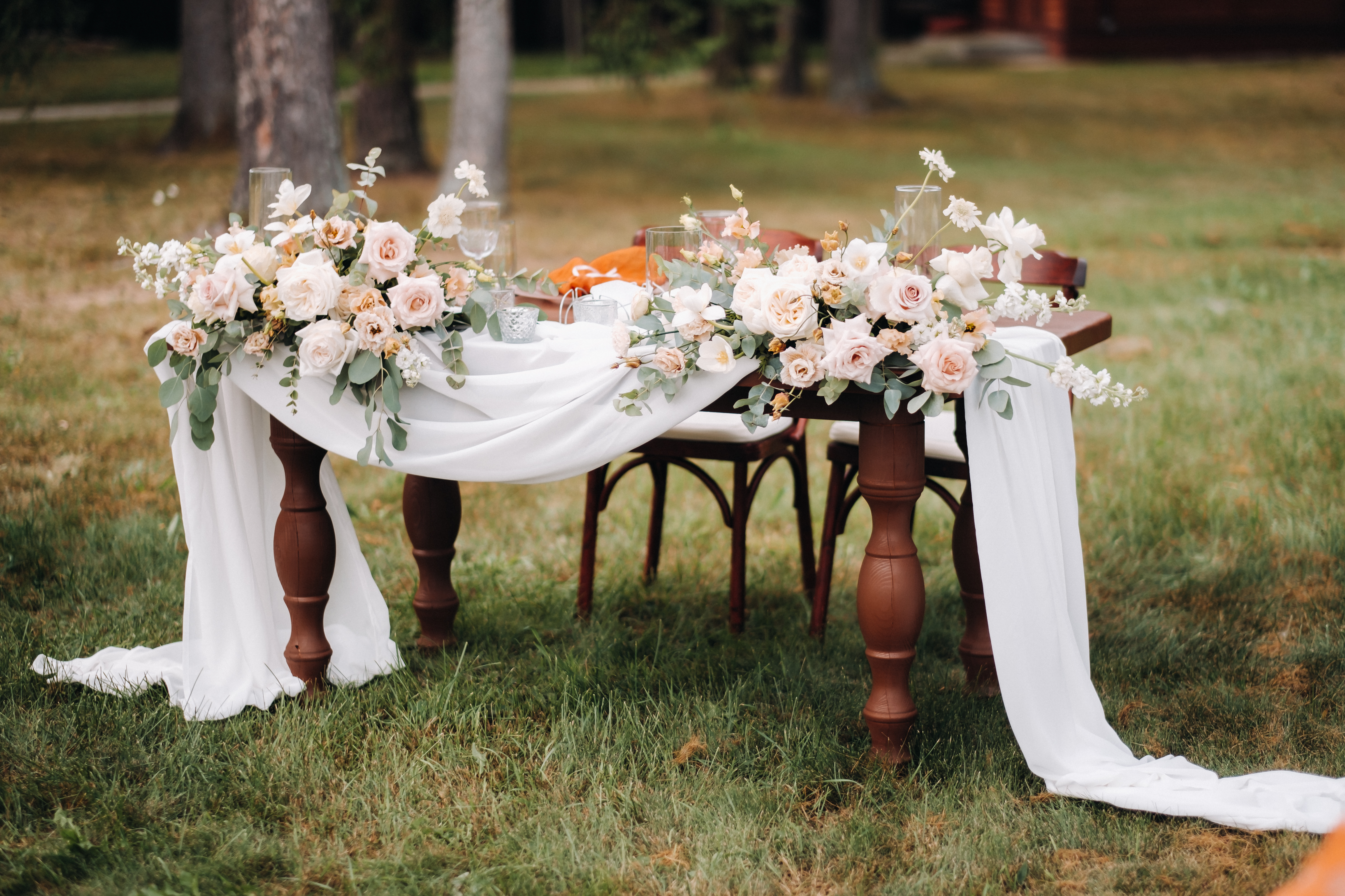 wedding-table-decoration-with-flowers-on-the-table-twmutr2.jpg