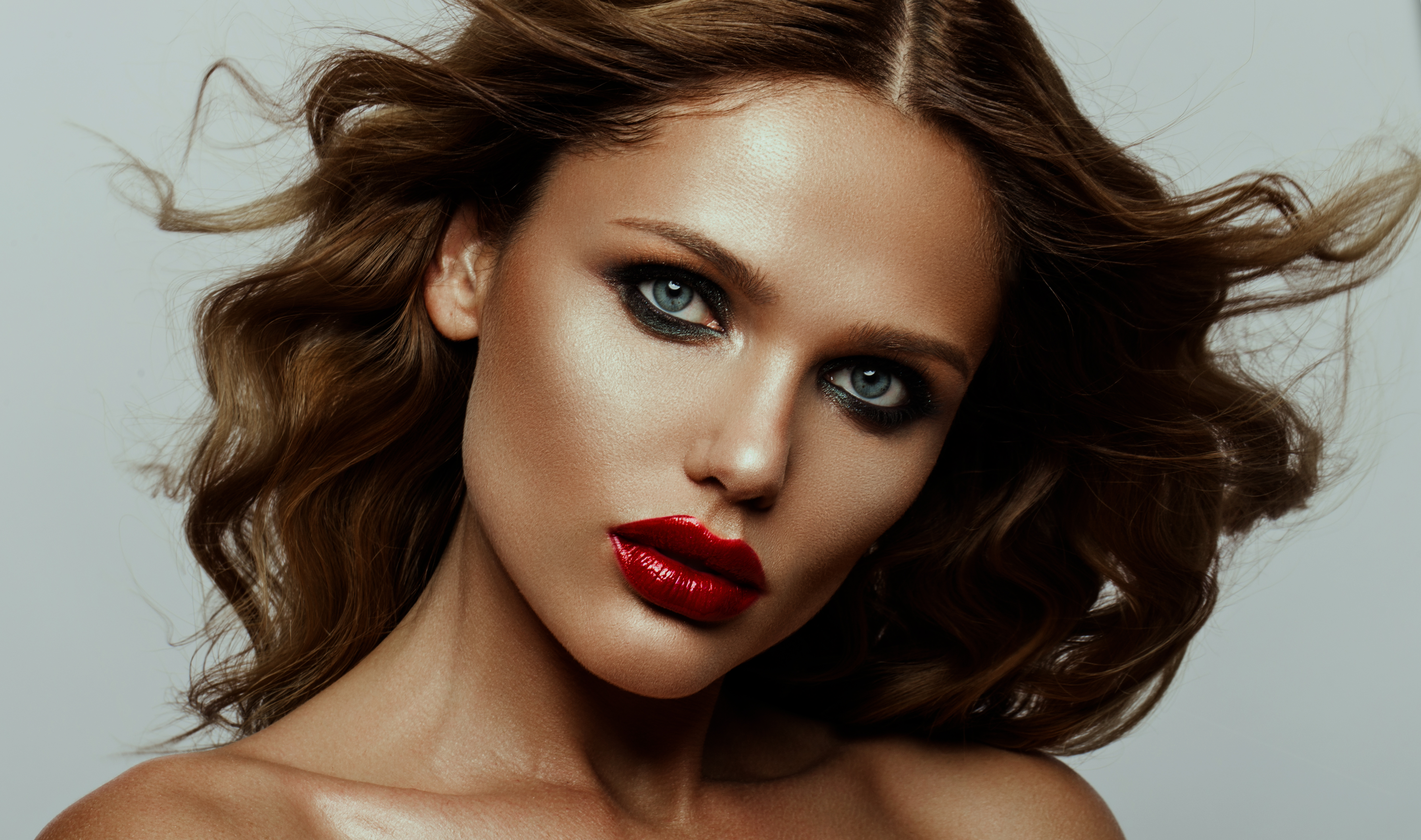 beautiful-face-of-a-fashion-model-with-blue-eyes-c-btgmuk3.jpg