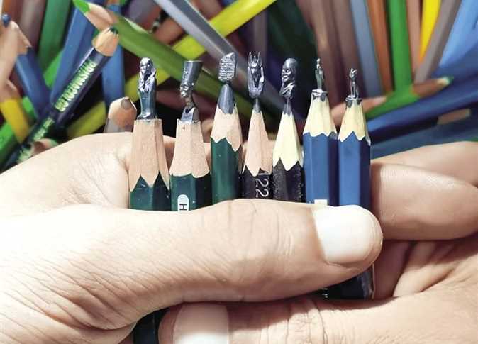 كيف يبدو قلم رصاص موضوع في سائل