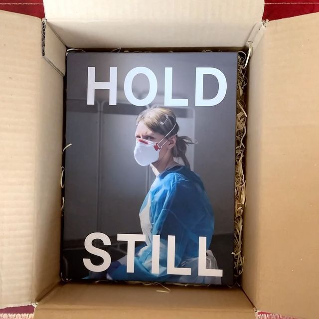 كتاب هولد ستايل الخيري يتضمن 100صورة لأشخاص تعايشوا وتأثروا بالحجر الصحي ببريطانيا-الصورة من أنستغرام