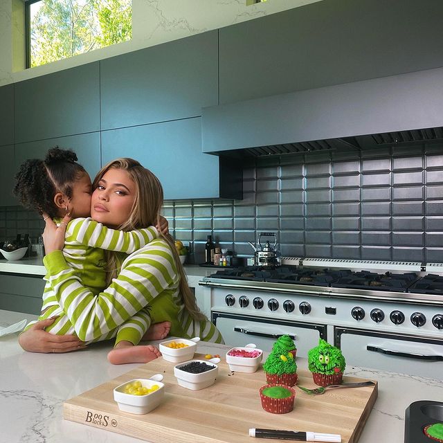 كايلي جينر مع ابنتها بمطبخ منزلها الفاخر-الصورة من أنستغرام