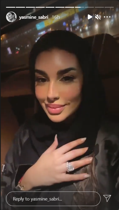 نشرت ياسمين مقاطع فيديو التي ارتدت خلالها العباءة والحجاب-