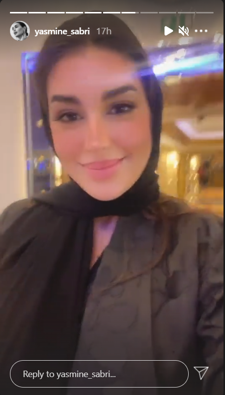 نشرت ياسمين مقاطع فيديو التي ارتدت خلالها العباءة والحجاب