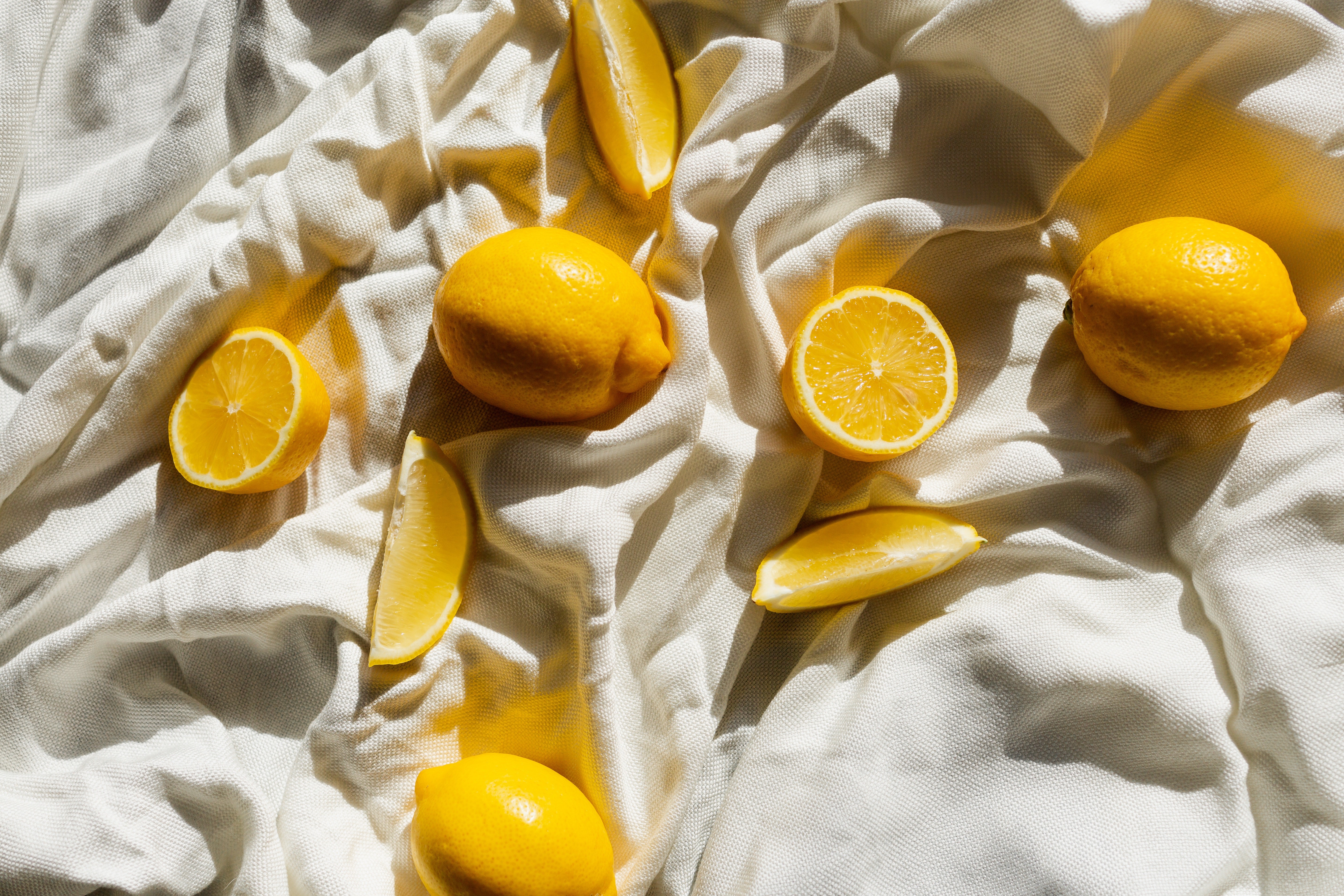 الليمون يعكس عوامل البيئة ويقلل افراز الميلانين المتسبب في اسمرار الجلد