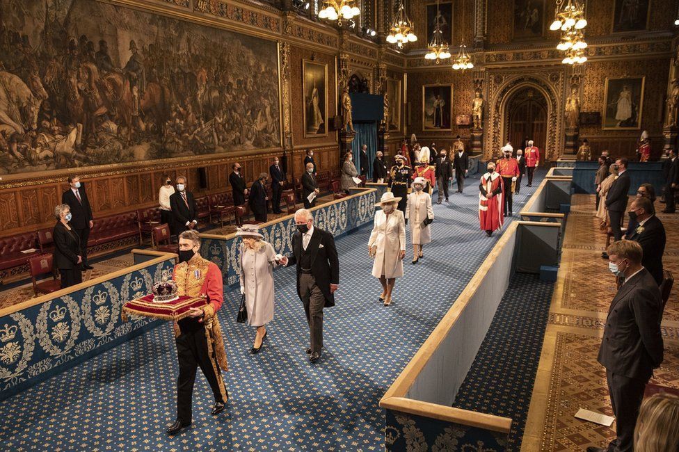 الأمير تشارلز يرافق الملكة في دخولها للبرلمان- الصورة من موقع ديلي ميل