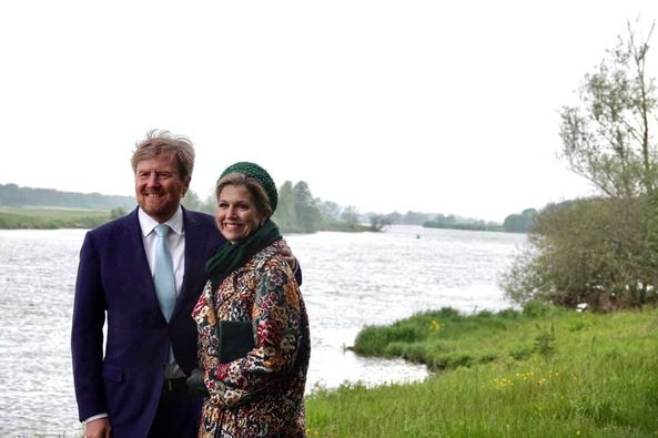 الملك والملكة على ضفاف نهر ماس- الصورة من حساب البيت الملكي الهولندي على فيسبوك.jpg