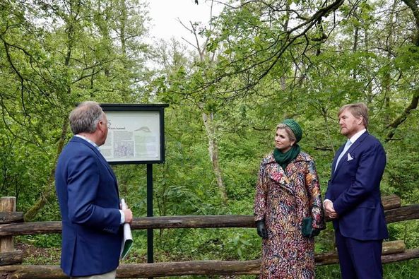 الملك والملكة غابة De Hamert الملكية- الصورة من حساب البيت الملكي الهولندي على فيسبوك.jpg