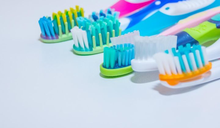 فرشاة الأسنان يجب حمايتها من البكتيريا