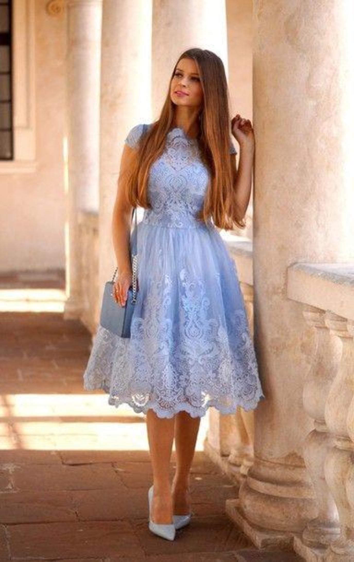 Красивая платье 18. Девушка в платье. Девушка в платье красивая. Голубое платье. Красивые стильные платья.
