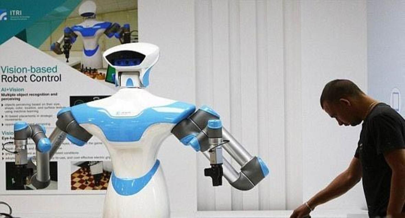 من إستخدامات الروبوت في حياتنا روبوتات تقوم بأعمال تنظيف المنازل