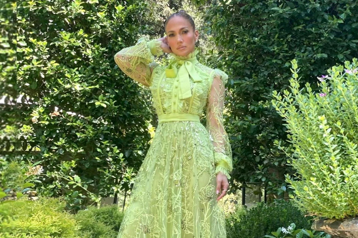 جنيفر لوبيز Jennifer Lopez ترتدي فستاناً بلون الأخضر الباستيل للمصمم إيلي صعب