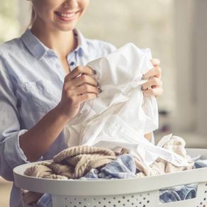 طرق تنظيف الملابس العالقة بها المناديل