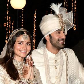 Bollywood actors Ranbir Kapoor (R) and Alia Bhatt pose for pictures during their wedding ceremony in Mumbai on April 14, 2022. SUJIT JAISWAL / AFP
